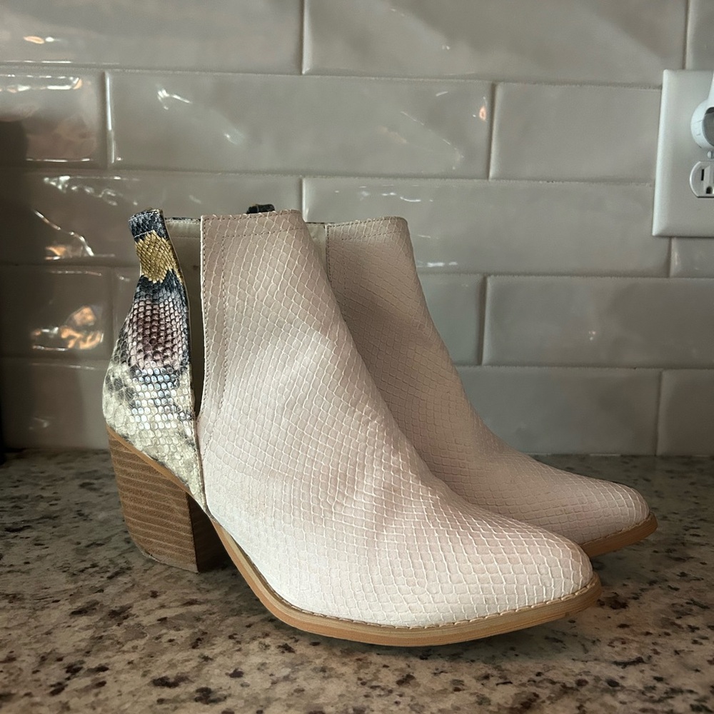 Arider Girl Snake Print Ankle Booties
